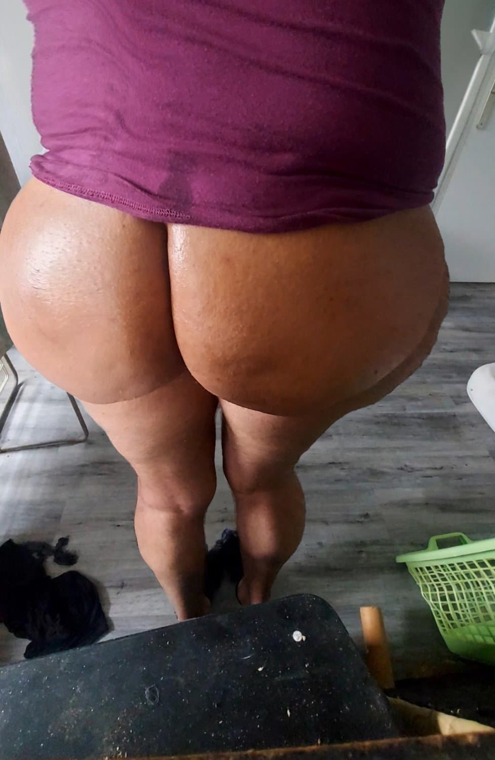 Click to view full size Les mecs branler votres bites sur mes grosse fesse. Guys please jerk your cocks on my big buttocks