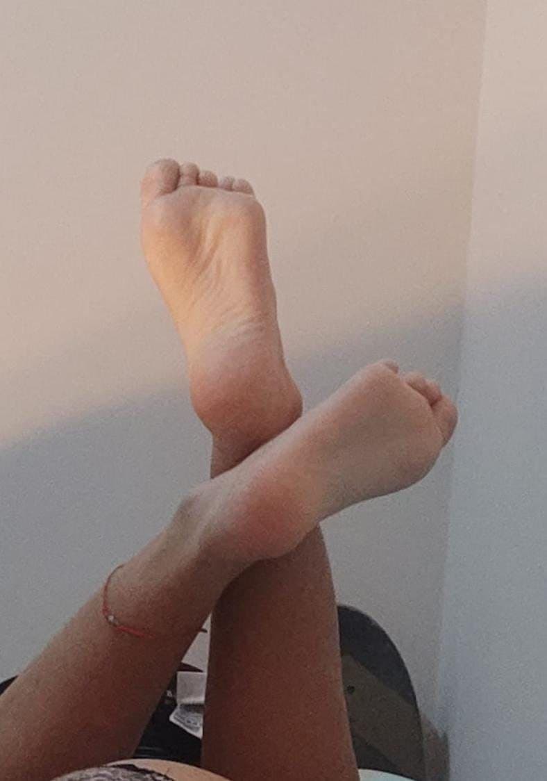 Click to view full size Chilean Girl With Ugly feet