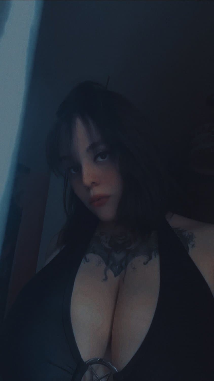 Click to view full size Gótica tetona