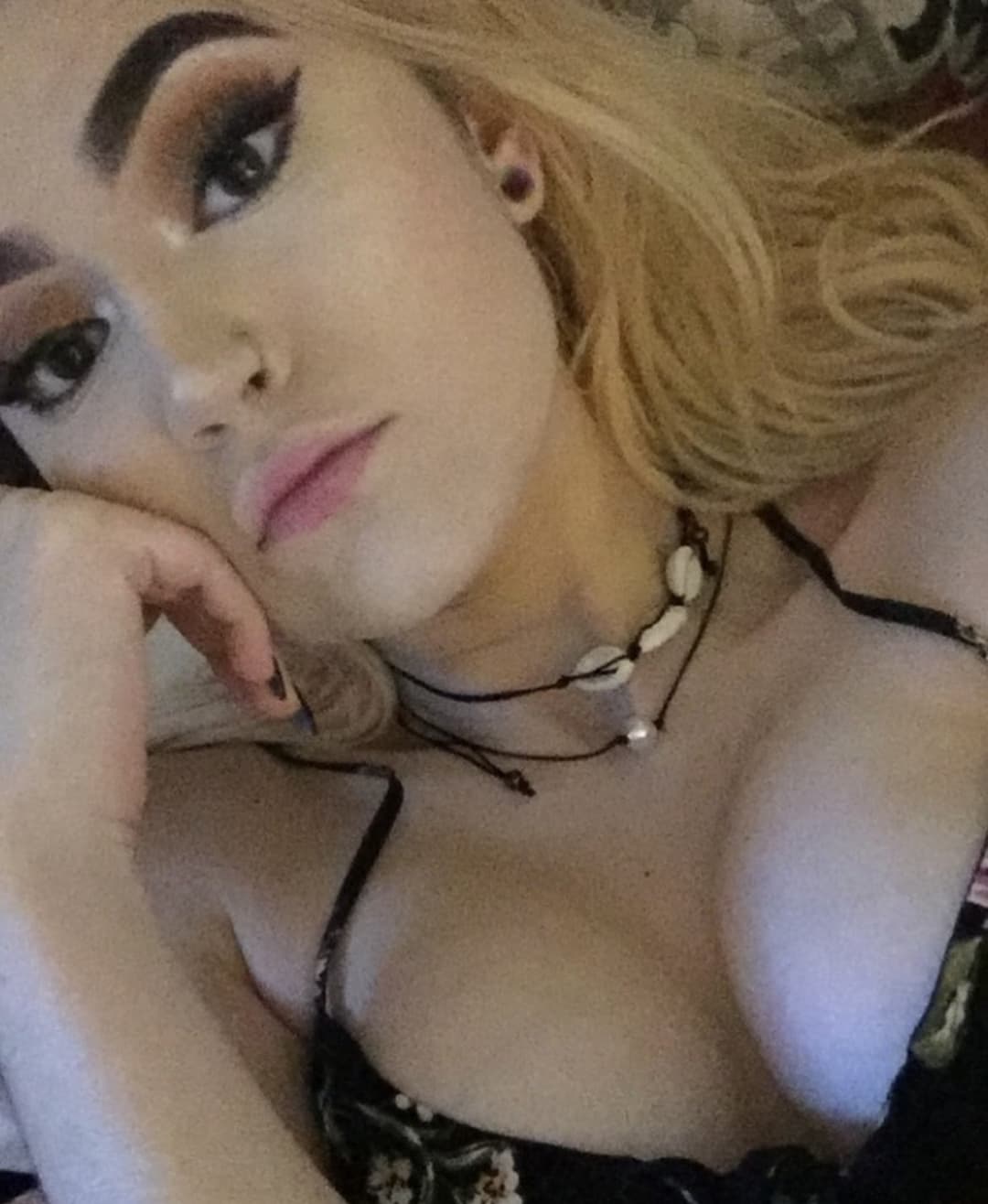 Click to view full size Sexy alt teen slut with bad body