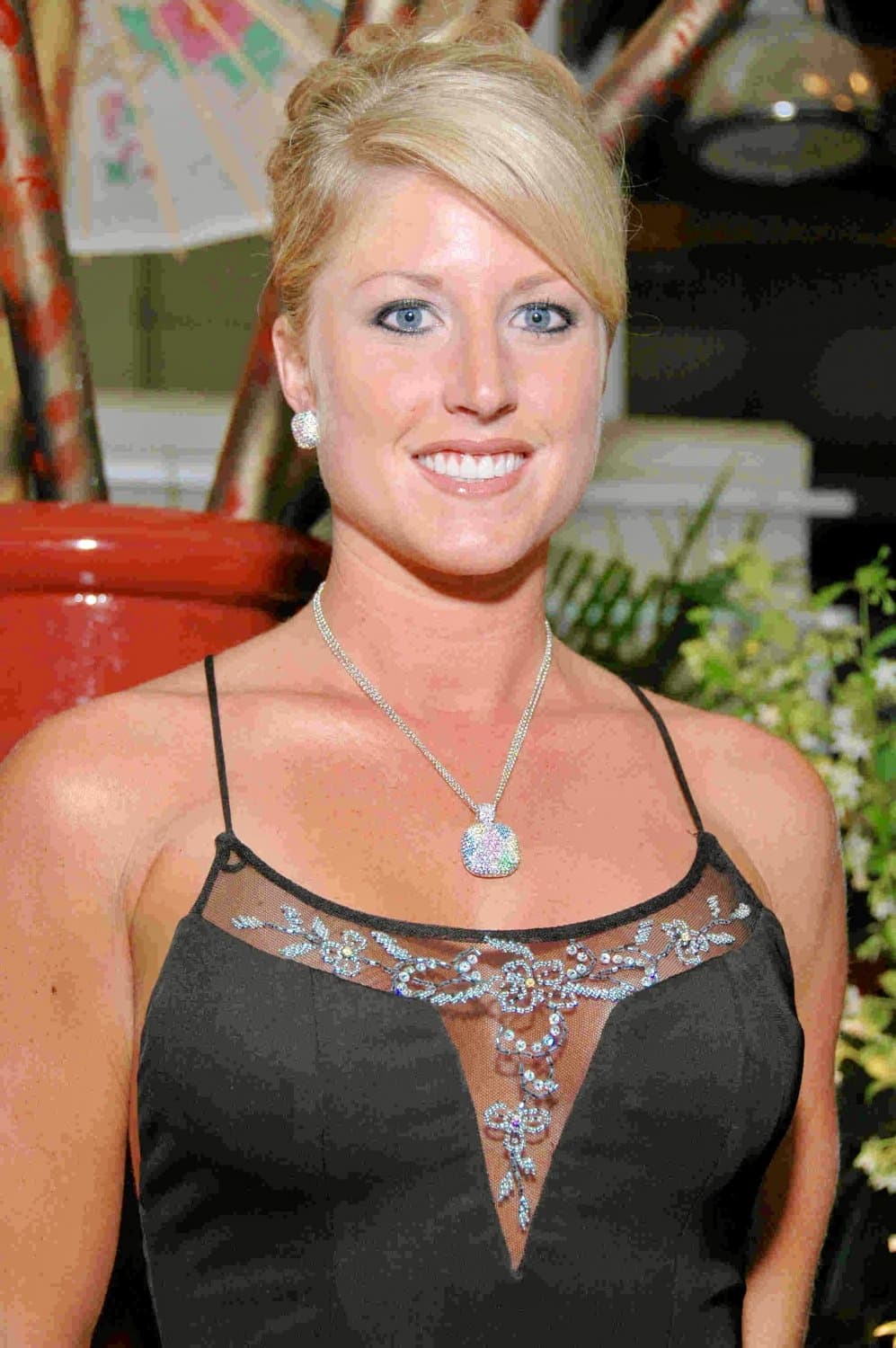 Click to view full size Super hot realtor flashes her nice fakies & tan ass on camera for a G G W shirt