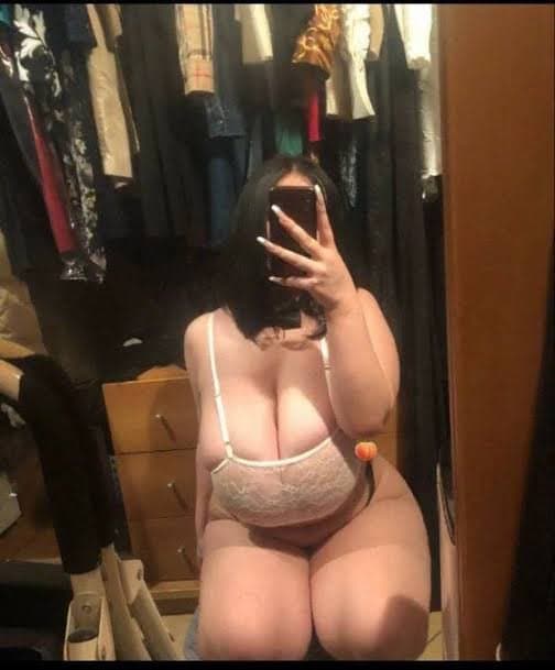 Click to view full size Putita de tetas gigantes y caídas, tiene las tetas más jugosas y lechosas que hay